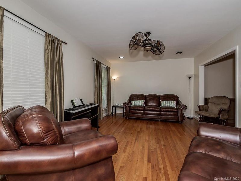 3934 Barclay Downs Dr, Charlotte, NC 28209