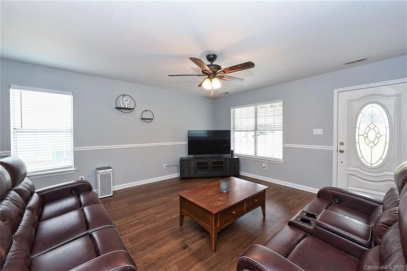 5415 River Falls Dr, Charlotte, NC 28215