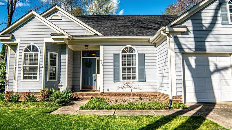 635 Oakbluff Cir, Charlotte, NC 28216