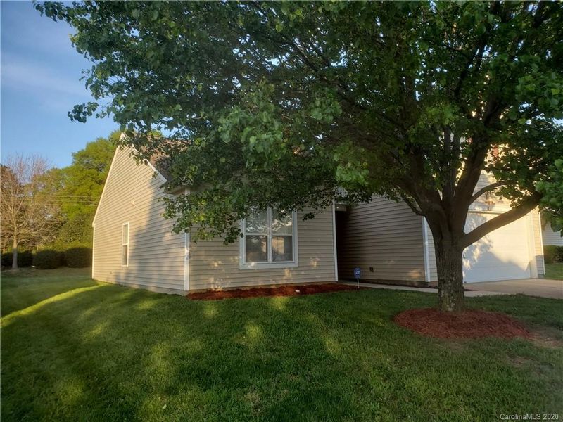 8142 Belmont Stables Dr, Charlotte, NC 28216