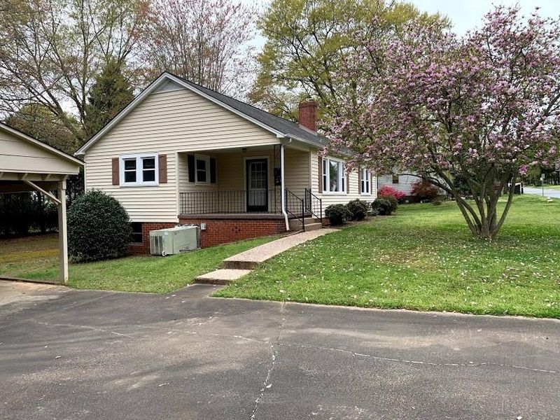 328 19th Ave NE, Hickory, NC 28601