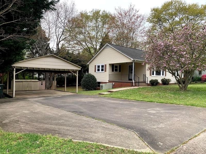 328 19th Ave NE, Hickory, NC 28601