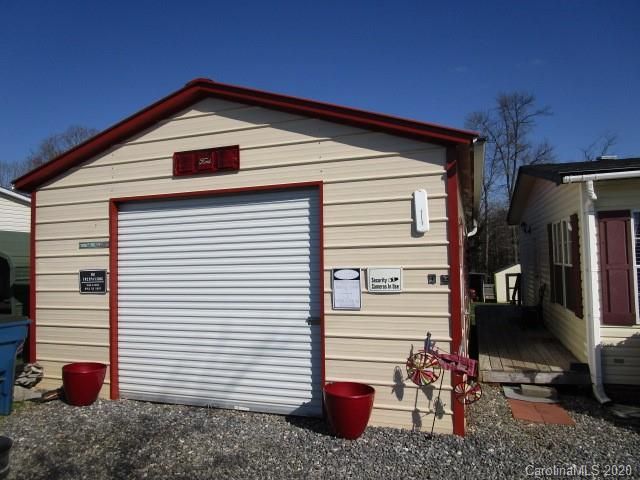 3688 Silver St, Claremont, NC 28610