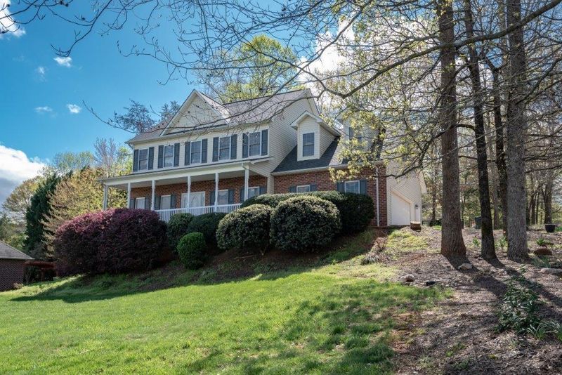 5073 Old River Dr, Hickory, NC 28602