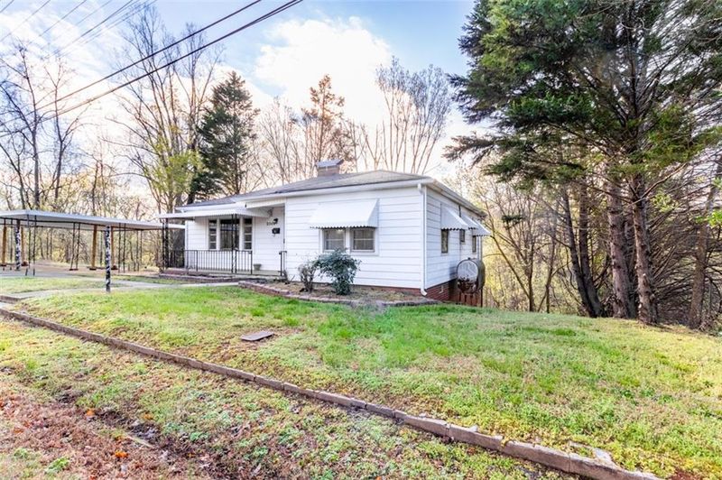 2369 Center St, Hickory, NC 28602