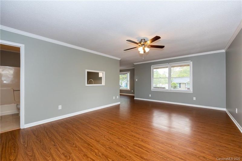 510 N Hill St, Dallas, NC 28034