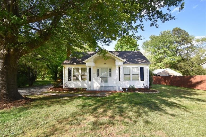 604 1st St W, Conover, NC 28613