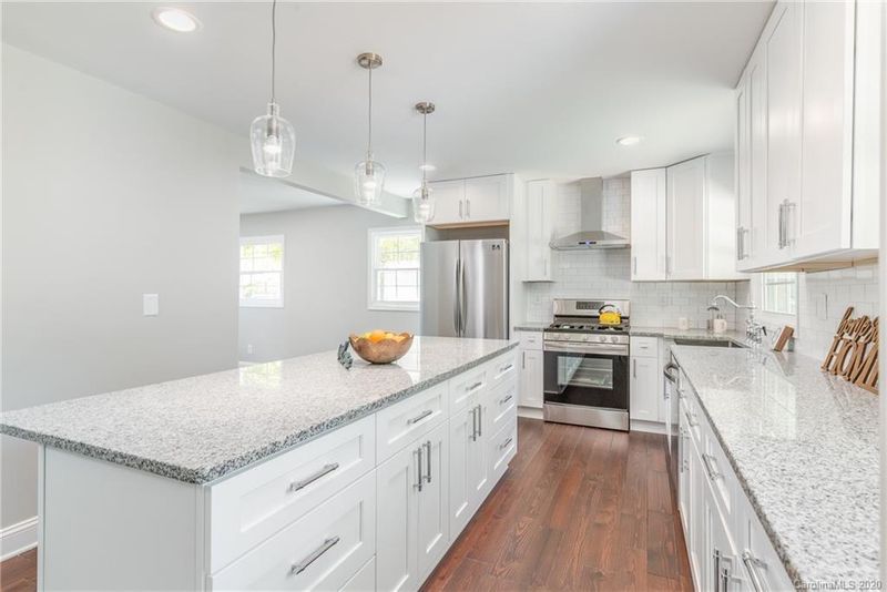 1415 Fox Run Dr, Charlotte, NC 28212