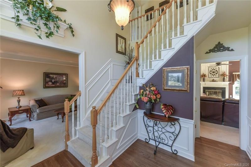 8310 Heathcrest Ct, Charlotte, NC 28269