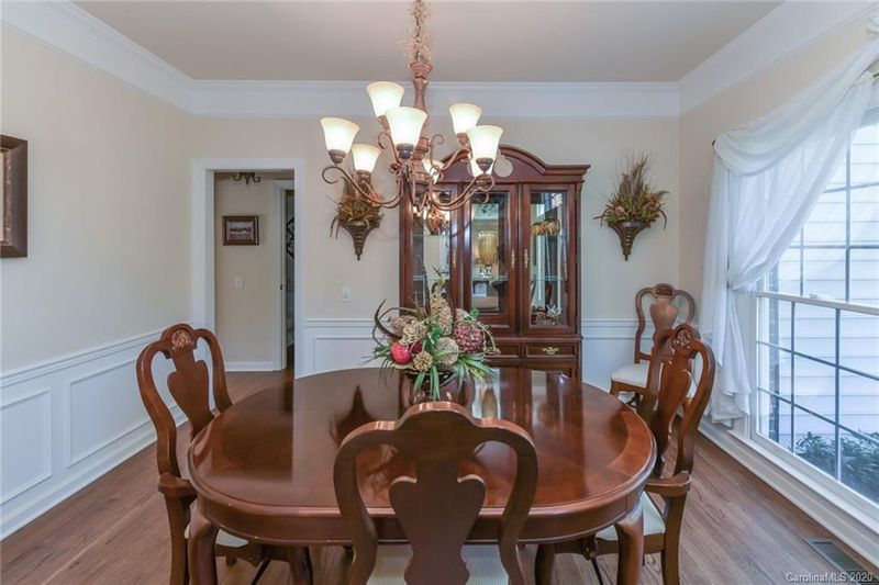 8310 Heathcrest Ct, Charlotte, NC 28269