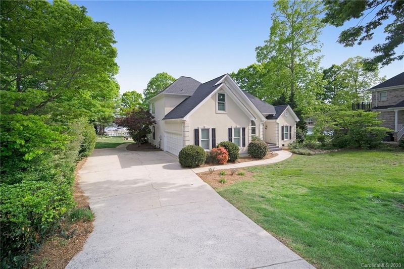 8122 Waterford Dr, Stanley, NC 28164