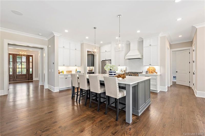 102 Meadowbrook Rd, Charlotte, NC 28211