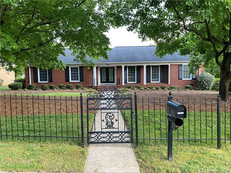 1505 Nottingham Dr, Gastonia, NC 28054