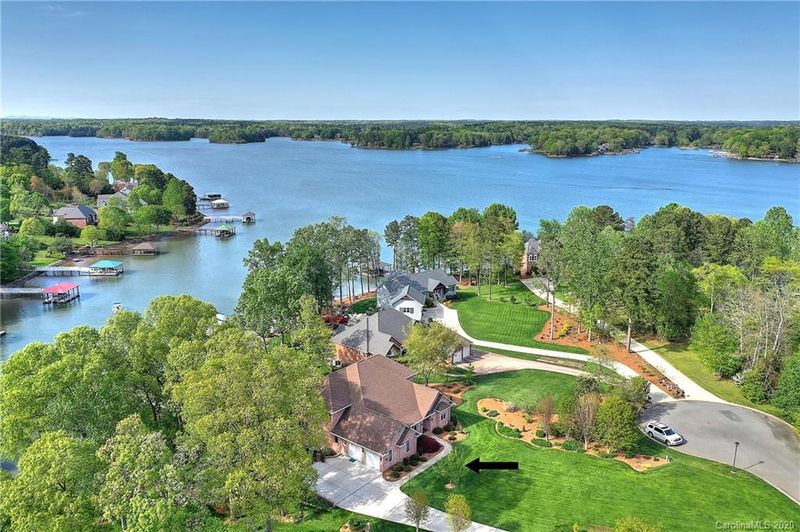 2755 Harbour Pointe Ct, Sherrills Ford, NC 28673
