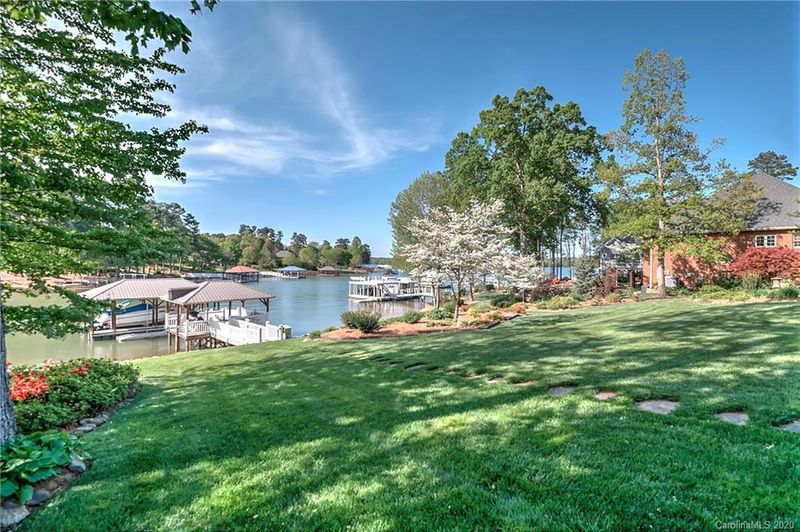 2755 Harbour Pointe Ct, Sherrills Ford, NC 28673
