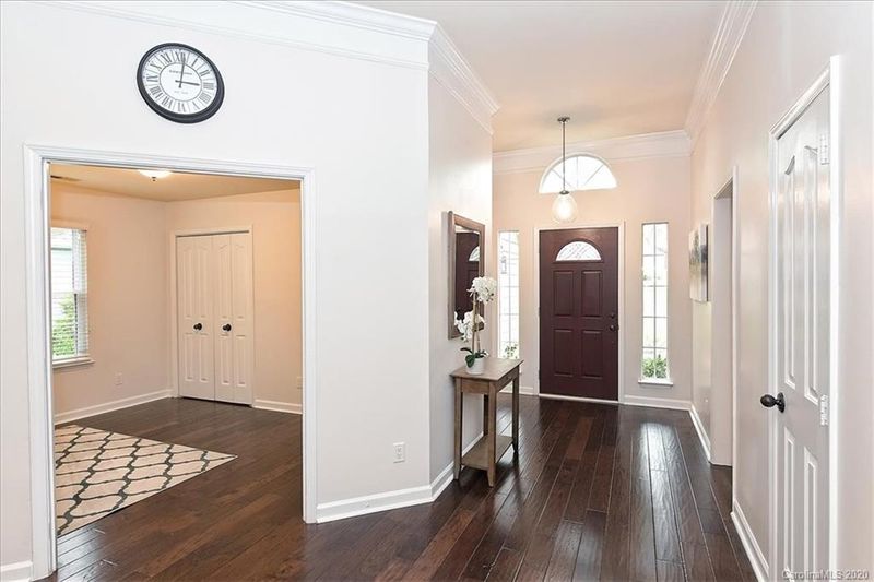 811 Mill Run Dr, Charlotte, NC 28209