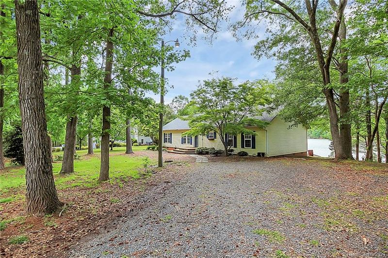 9833 Hatfield Rd, Charlotte, NC 28278