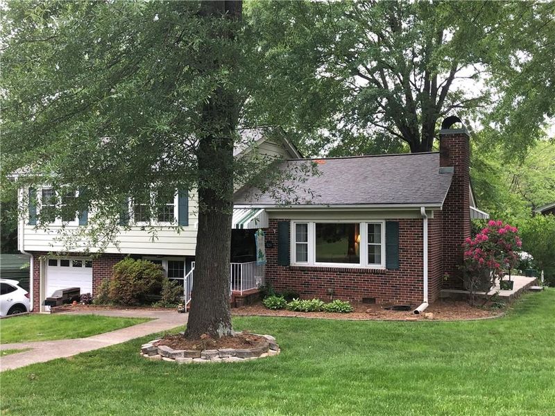 329 10th Street Dr NW, Hickory, NC 28601