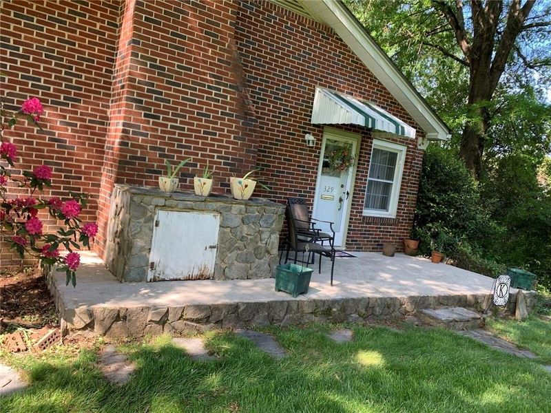 329 10th Street Dr NW, Hickory, NC 28601