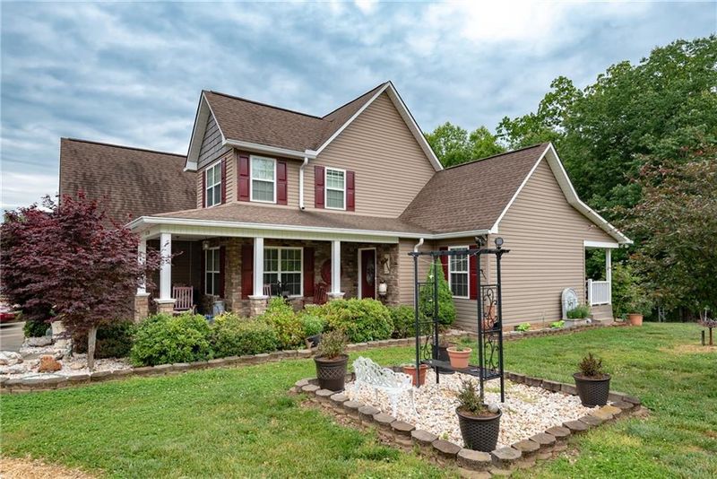 5128 Orchard Park Dr, Hickory, NC 28602