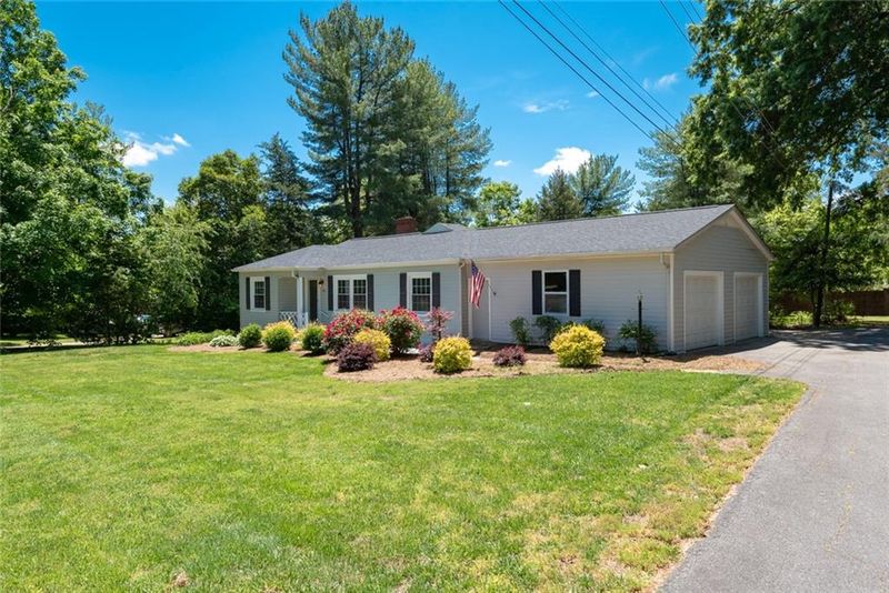 136 26th Ave NE, Hickory, NC 28601
