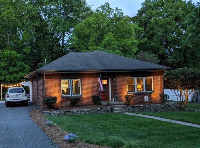 1334 7th St NW, Hickory, NC 28601