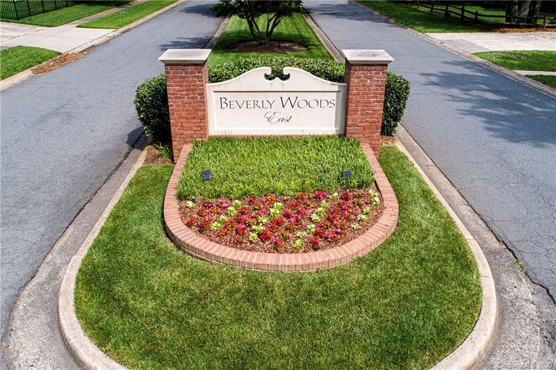 5601 Sharon Rd, Charlotte, NC 28210