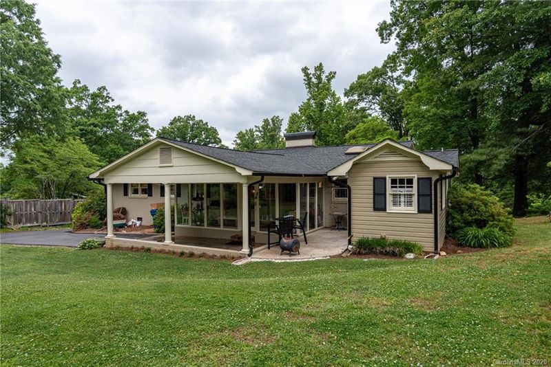 1039 6th Ave, Hickory, NC 28601