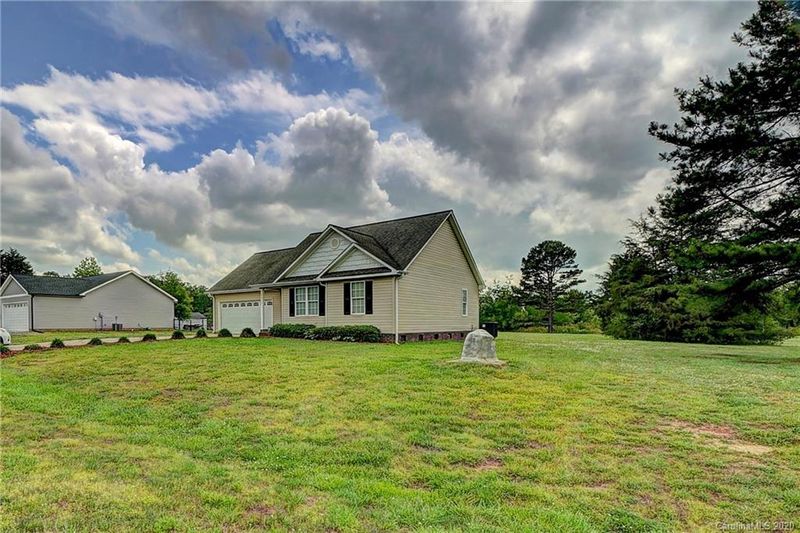 5017 Old Pine Ln, Cherryville, NC 28021