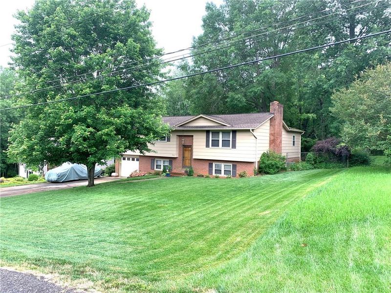 2272 38th Ave NE, Hickory, NC 28601