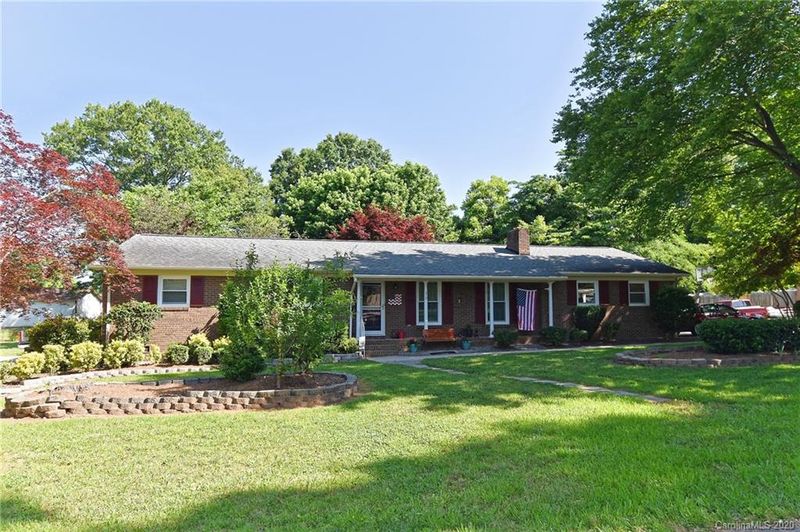 210 Crestview Dr, Lincolnton, NC 28092