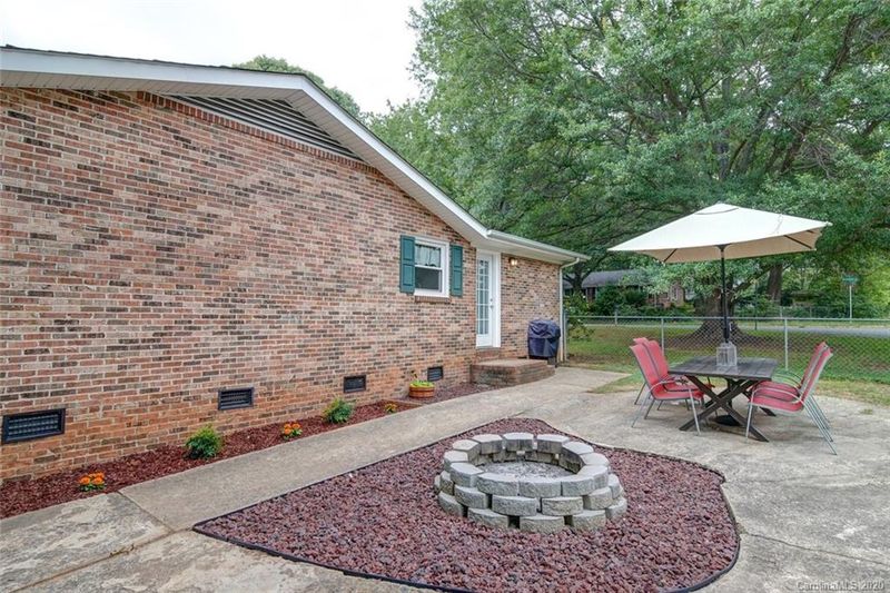 2100 Greenleaf Dr, Gastonia, NC 28054