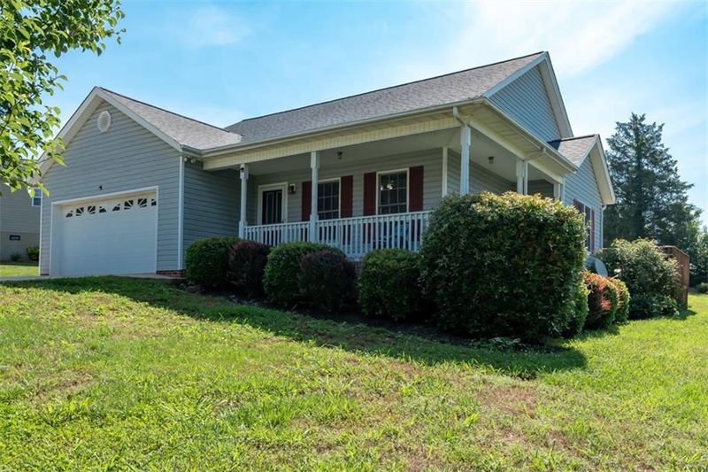3720 Serenity Dr, Hickory, NC 28602