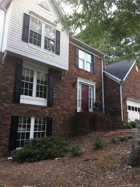 1201 Old Pond Ln, Matthews, NC 28105