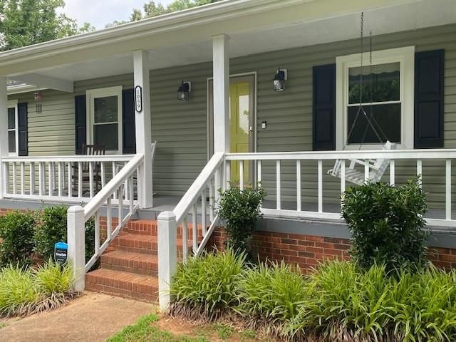 1059 Autumn Ln, Hickory, NC 28602