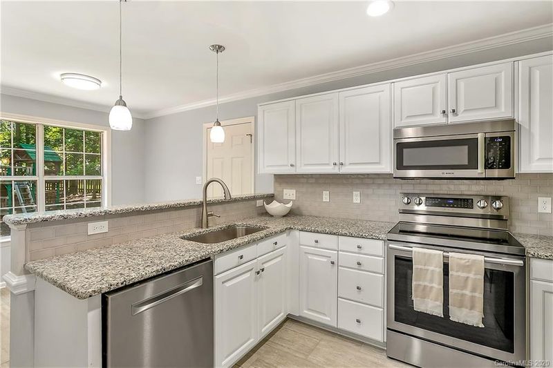 8254 Hunley Ridge Rd, Matthews, NC 28104