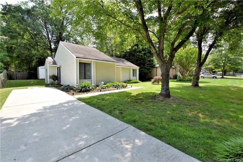 3720 Ashley Hall Dr, Charlotte, NC 28227