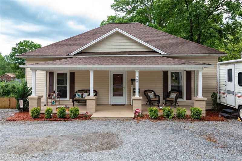 202 3rd Ave SE, Hickory, NC 28602