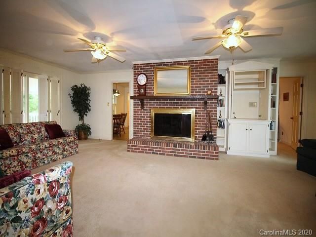 696 Pineview Lakes Rd, Chester, SC 29706