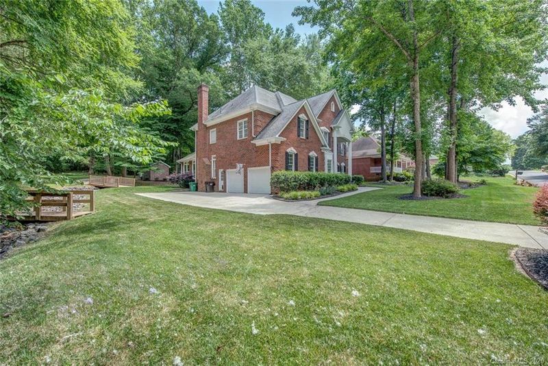 717 Hanna Woods Dr, Cramerton, NC 28032