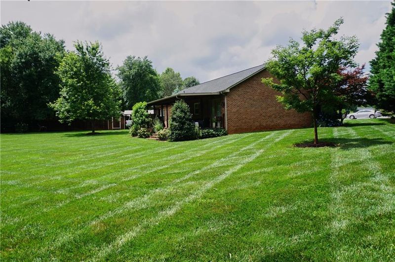 1106 Daffodil Ct, Conover, NC 28613