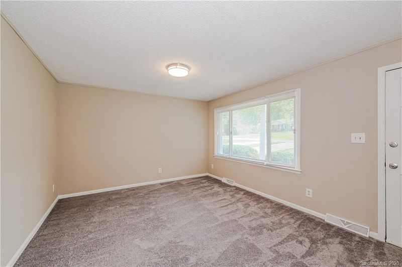 6814 Barrington Dr, Charlotte, NC 28215