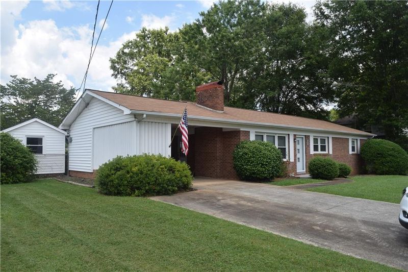 2614 2nd Ave NW, Hickory, NC 28601