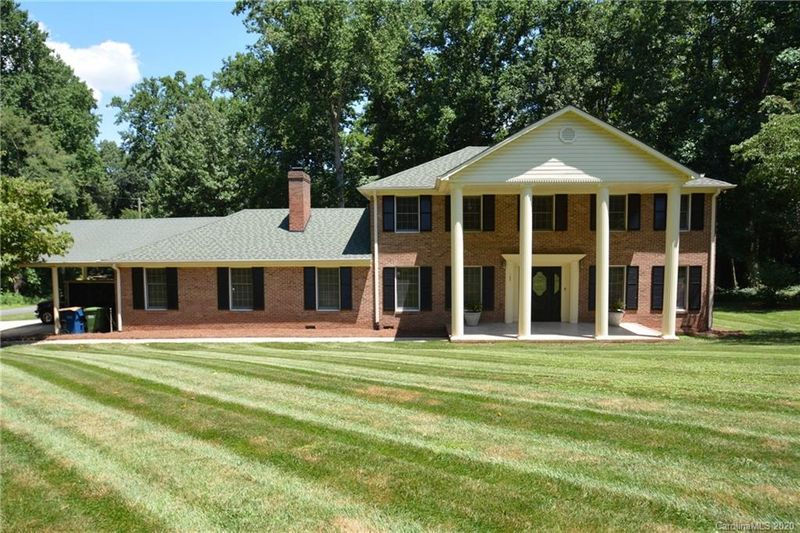 105 Forest Hills Dr, Mount Holly, NC 28120