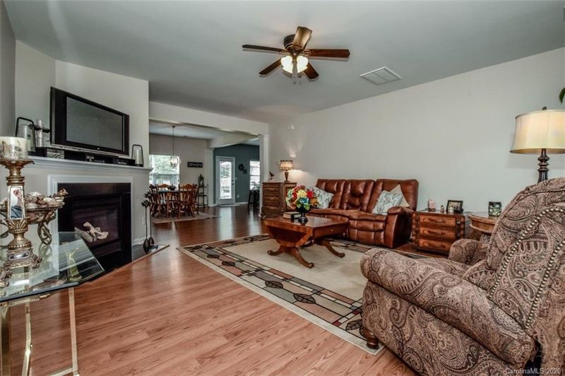 122 Flanders Dr, Mooresville, NC 28117