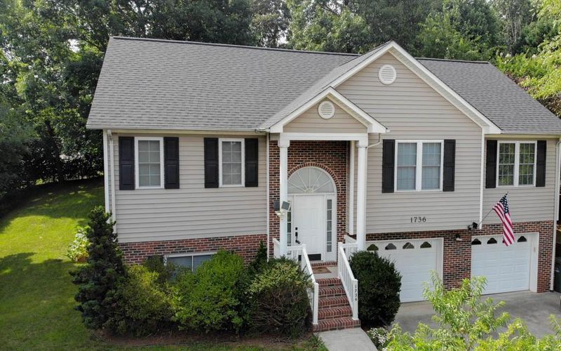1736 9th Street Pl SE, Hickory, NC 28602