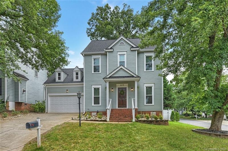 819 Hedgerow Ct, Charlotte, NC 28209