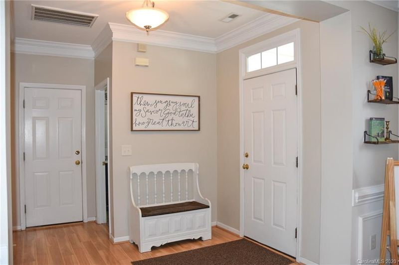 9823 Back Acre Dr, Charlotte, NC 28213