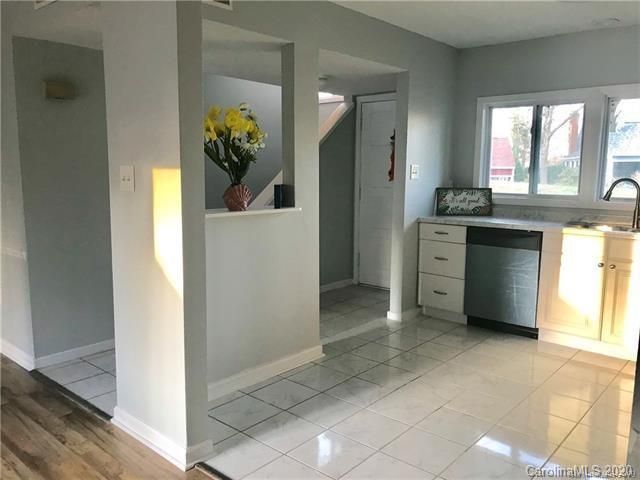 8221 Feather Ln, Charlotte, NC 28212