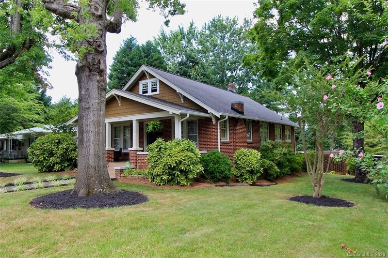 1031 NE 3rd Street Dr, Hickory, NC 28601
